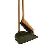 Närbild av Iris Hantverks sopset i mossgrön, som visar borstens detaljer och den hållbara plastskyffeln.
