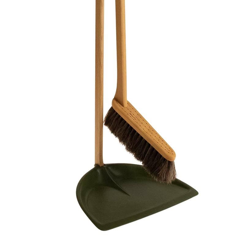 Närbild av Iris Hantverks sopset i mossgrön, som visar borstens detaljer och den hållbara plastskyffeln.
