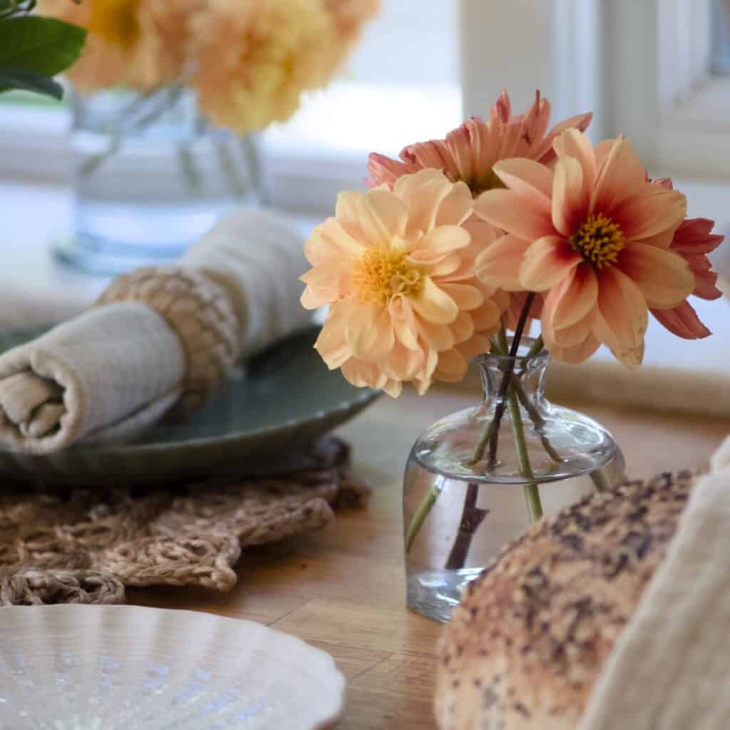 Vas ROMANCE från Affari of Sweden med vackra blommor, placerad på ett dukat bord.
