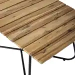 Närbild på bordsskivan av Hampton utebord från Bloomingville, visar den naturliga textur och färg i akaciaträ.