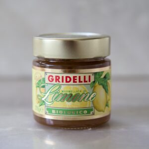 Närbild av Gridelli Citronmarmelad i burk, på en marmoryta.