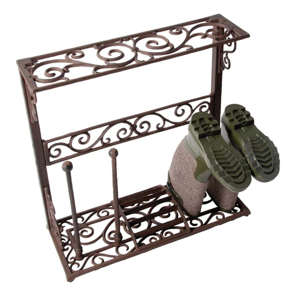Dekorativt skoställ i smidesjärn med plats för stövlar och skor, elegant design med intrikata detaljer, visat med gröna stövlar placerade i hållaren.