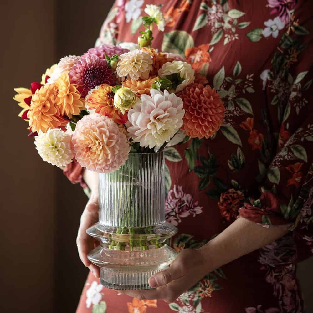 Färgglad blomsterbukett i en stilren glasvas, perfekt för att skapa en inbjudande och livfull atmosfär.