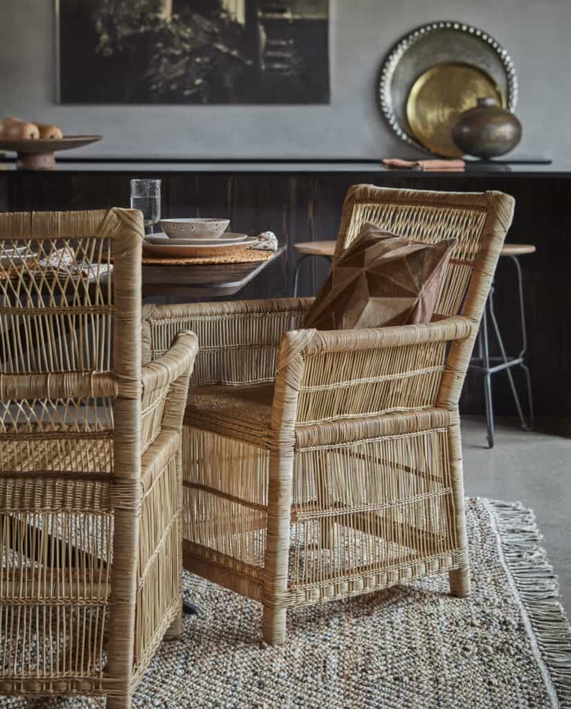 Elegant matplats med stolar i rotting, kompletterad med naturliga material och jordnära toner för en varm och inbjudande atmosfär. Perfekt för att skapa en avslappnad men stilfull inomhusmiljö.