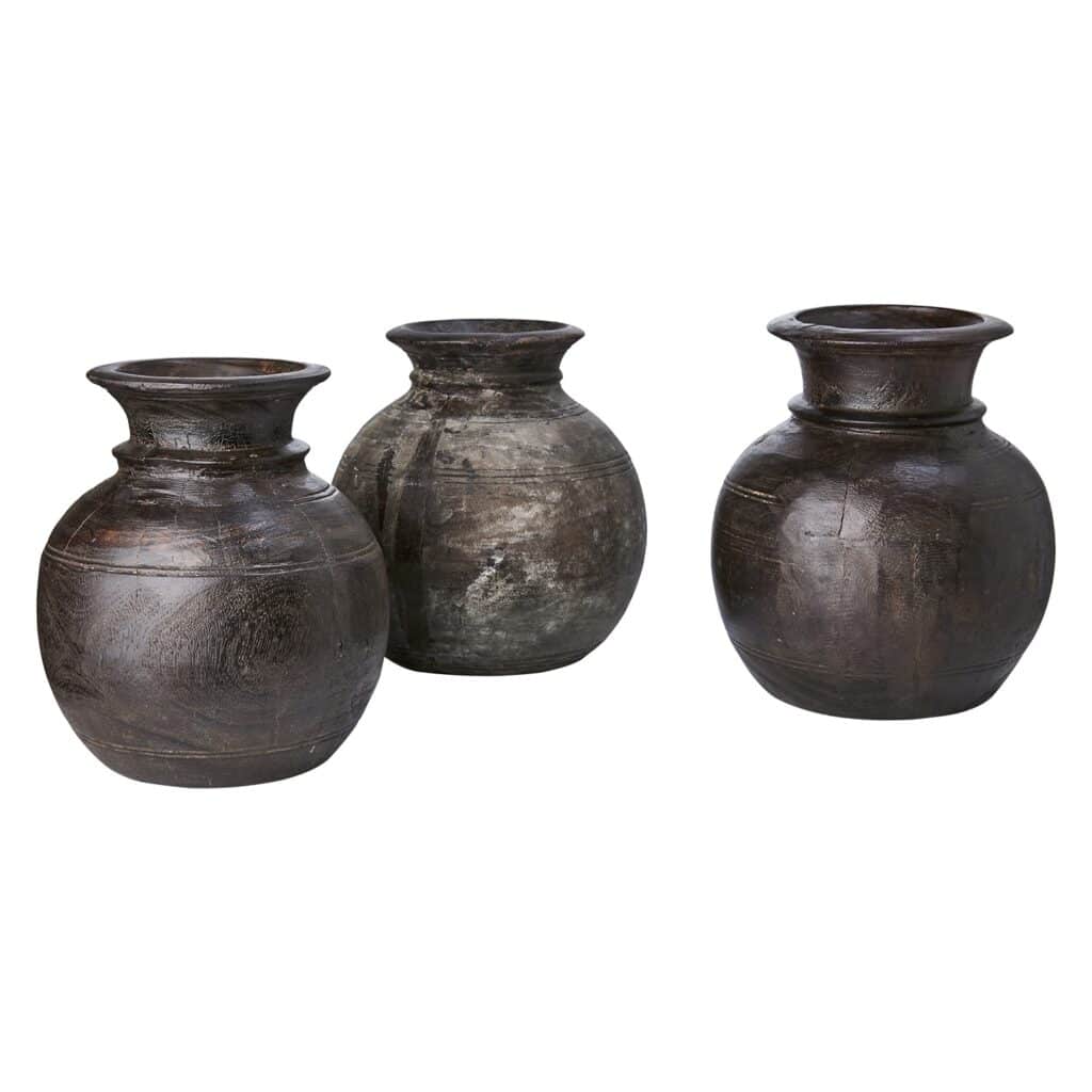 Urna TREASURE i brun nyans från Affari of Sweden. Varje urna är unik med variationer i färg och form, tillverkad med rustik design.