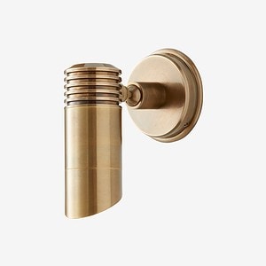 BRAGI vägglampa från Nordal i mässing med justerbart spotlight-design, lämplig för både inomhus- och utomhusbelysning.