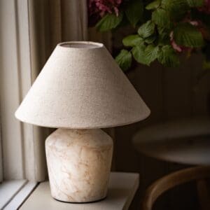 Lampfot Bodil från Strömshaga i marmorliknande beige keramik med klassisk textilskärm – perfekt för en varm och tidlös inredning.
