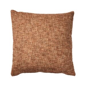 Fyrkantigt kuddfodral i korall och beige, med en grov vävstruktur. Kuddfodralet är 50x50 cm och ger en varm, rustik känsla.