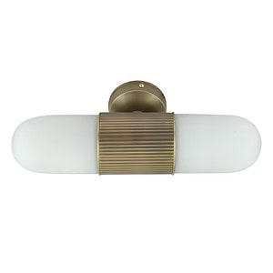 Elegant badrumslampa i antik mässing med ovalt frostat glas, sedd framifrån.