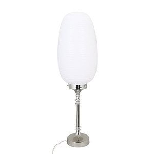 Bordslampa Evald från Strömshaga med avlång glaskupa i frostat vitt och elegant fot i förnicklad metall.