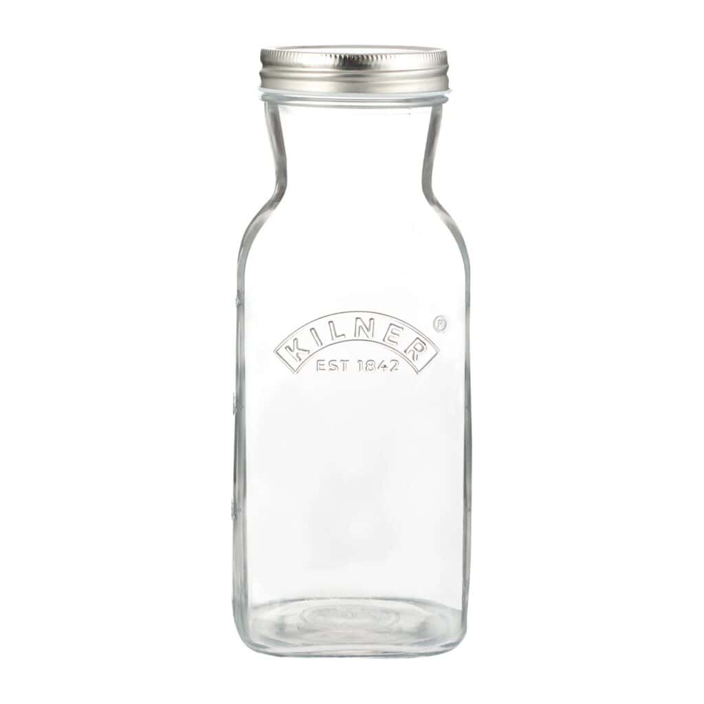 Kilner glasflaska på 1 liter med metallock, idealisk för förvaring av drycker som juice eller såser, med en stilren och funktionell design.
