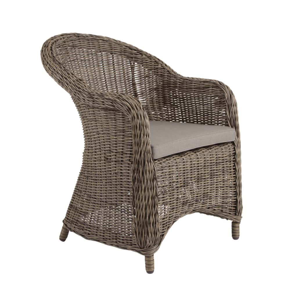 Karmstol i naturfärgad konstrotting med beige sittdyna, elegant design med rundade former och robust flätning, perfekt för uteplats eller veranda.