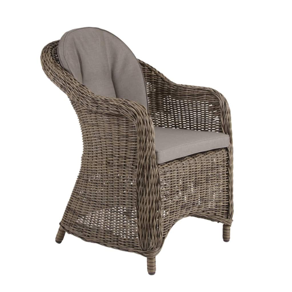 Karmstol i naturfärgad konstrotting med beige sittdyna och tillhörande ryggdyna, designad för komfort och stil på uteplats eller veranda.