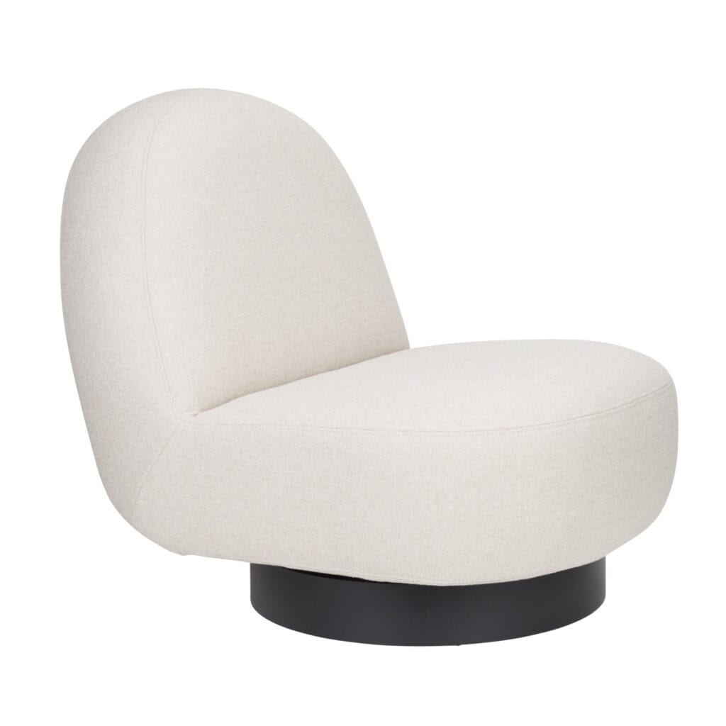 Zuiver loungefåtlj Eden Latte – en stilren och bekväm loungefåtölj i beige tyg med en svart snurrbar bas, perfekt för modern inredning.