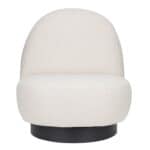 Zuiver Lounge Chair Eden Latte – en stilren loungefåtölj i beige tyg med en bred sits och svart snurrbas, fotograferad framifrån.