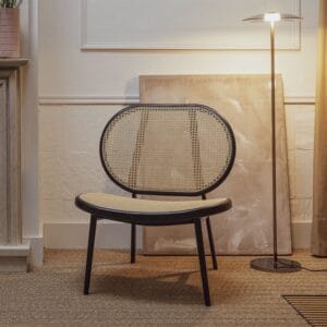 Loungefåtölj Spike från Zuiver i en stilren inredning – en elegant fåtölj med sits och rygg i flätad rotting, svart metallram och tidlös design, perfekt för en modern och varm atmosfär.