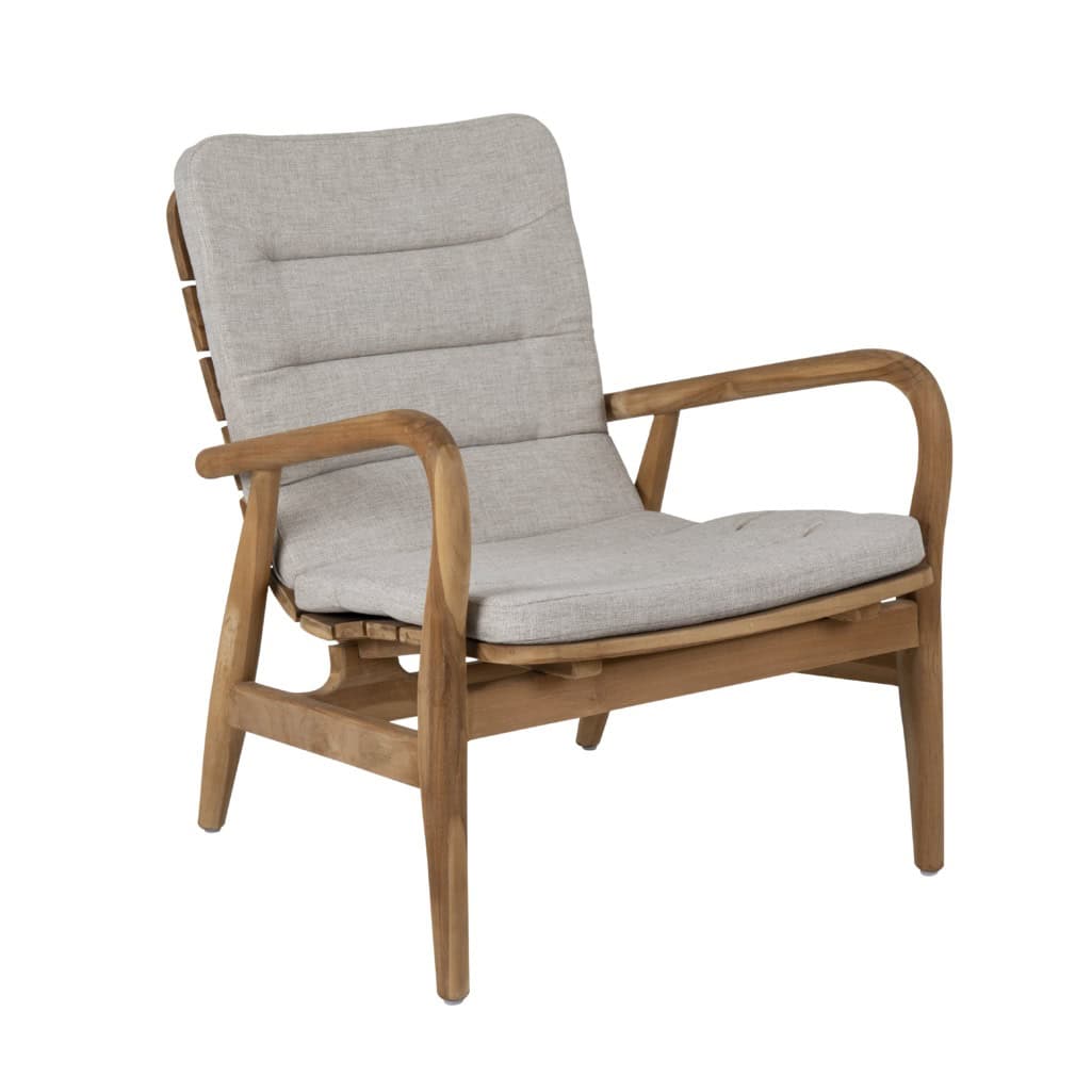 Loungefåtölj i teak med mjuk, ljusgrå dyna för extra komfort, designad för användning utomhus i trädgård eller på uteplats.