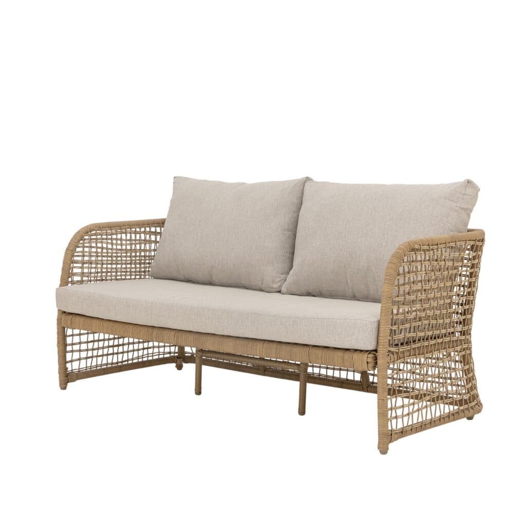 Penzano soffa från Bloomingville i naturfärgad konstrotting med beige dynor. Stilren och inbjudande design, perfekt för uteplatsen eller trädgården.