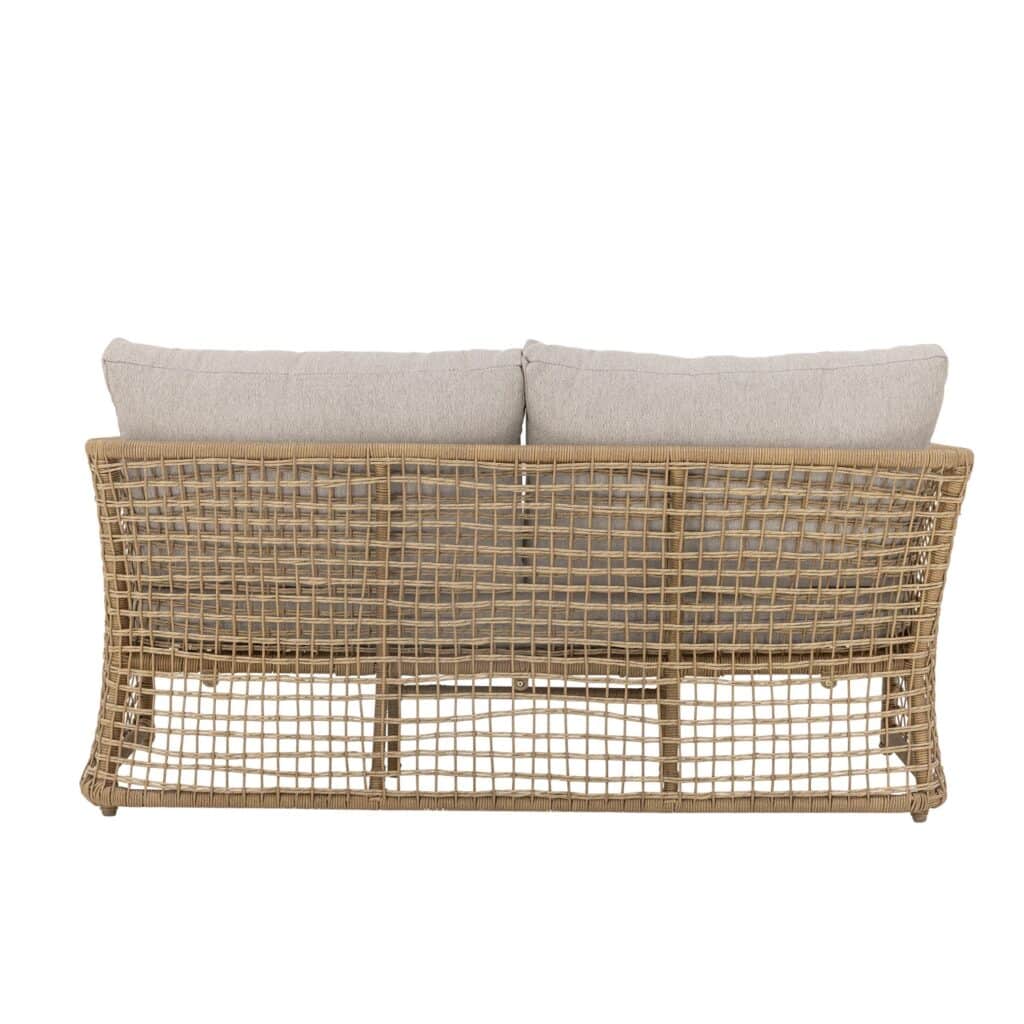 Bakifrån av Penzano soffa från Bloomingville i naturfärgad konstrotting med beige dynor. Luftig och stilren design som passar perfekt för uteplatsen eller trädgården.
