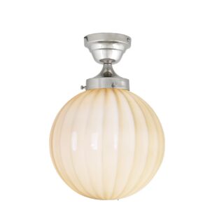 Taklampa MARIT från Strömshaga med en rund kupol i räfflat beige opalglas och nickelfärgad takkopp. Klassisk design med mjukt ljussken.