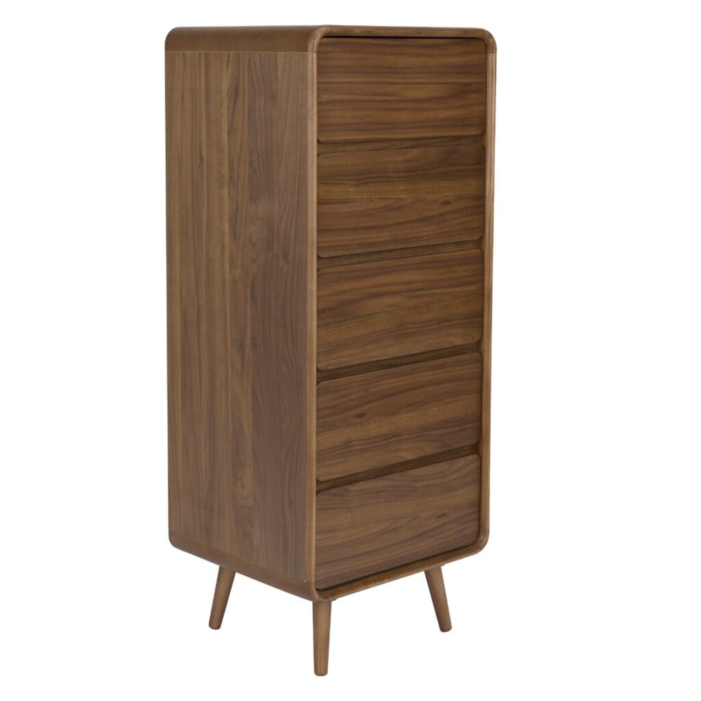 Byrå RISE i valnöt med sex rymliga lådor och rundade kanter. Elegant design med mjuka former och stilrena trädetaljer på smala ben.