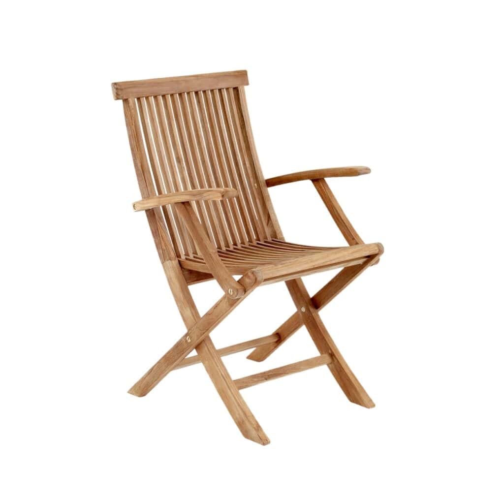 Fällbar karmstol i teak från Brafab – Turin med armstöd och ribbad rygg i naturfärgat trä.