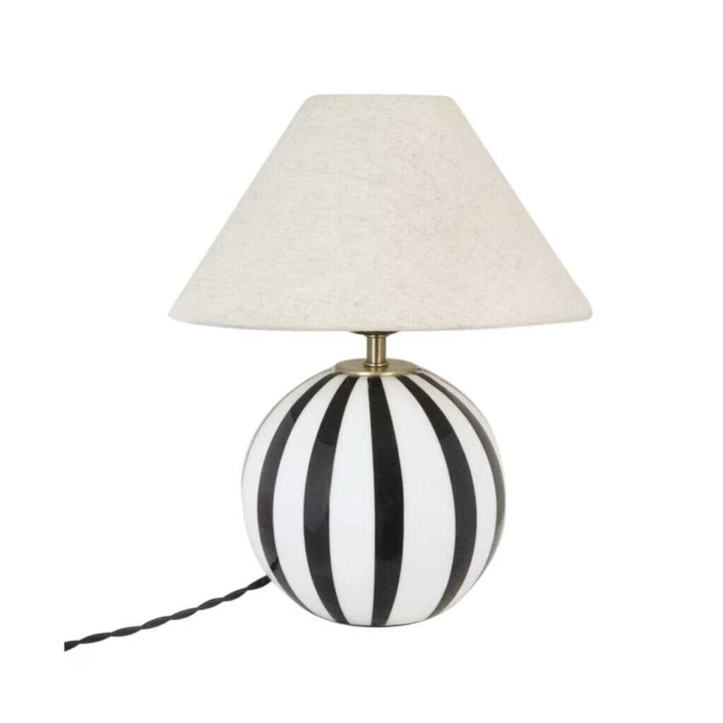 Lampfot ALBA från Strömshaga med en rund, svartvit randig glasfot och en beige lampskärm Hedvig. Elegant och tidlös design med tvinnad textilkabel.