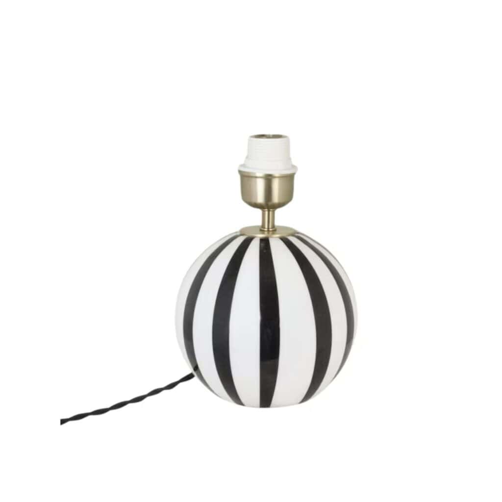 Lampfot ALBA från Strömshaga med en rund, svartvit randig glasfot och mässingsfärgad sockel. Elegant design med tvinnad textilkabel i beige.