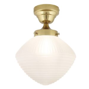 aklampa ALFRED i mässing med tänd frostad glaskupa som sprider ett mjukt och behagligt ljus. En klassisk och tidlös lampa för hall, kök eller sovrum.