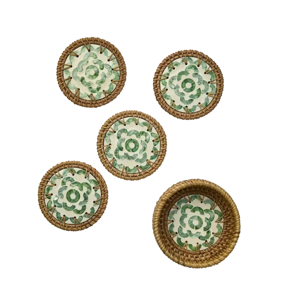 Fem glasunderlägg med grön snäckdesign och flätad kant i rotting
