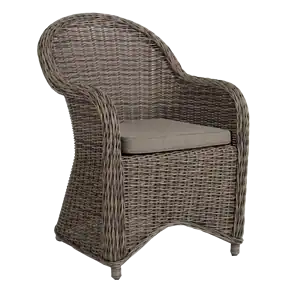 PAULINA karmstol rustik beige från Brafab sedd framifrån med armstöd, flätad konstrotting och beige sittdyna i olefin.