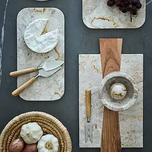 Serveringsinspiration med produkter i beige butterscotch-marmor från Affari of Sweden, inklusive skärbräda THYME.