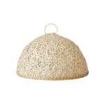 Handgjort tårtskydd i bambu natur från Affari of Sweden – SUNNY modell L med flätad design och rund form.