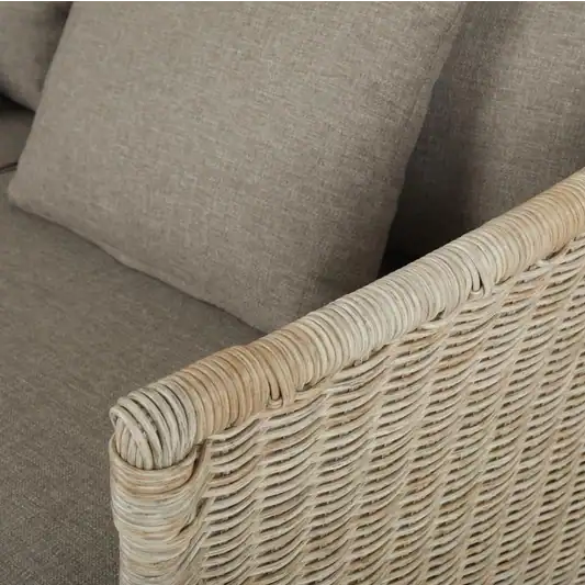 Närbild på armstödet till fåtölj beige Brafab Aster i konstrotting