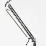 Närbild på den justerbara armen för Golvlampa READER i krom från Zuiver.
