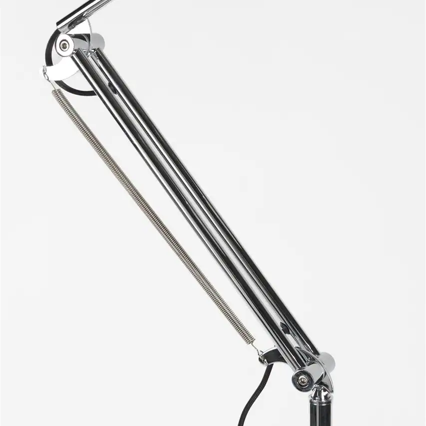 Närbild på den justerbara armen för Golvlampa READER i krom från Zuiver.