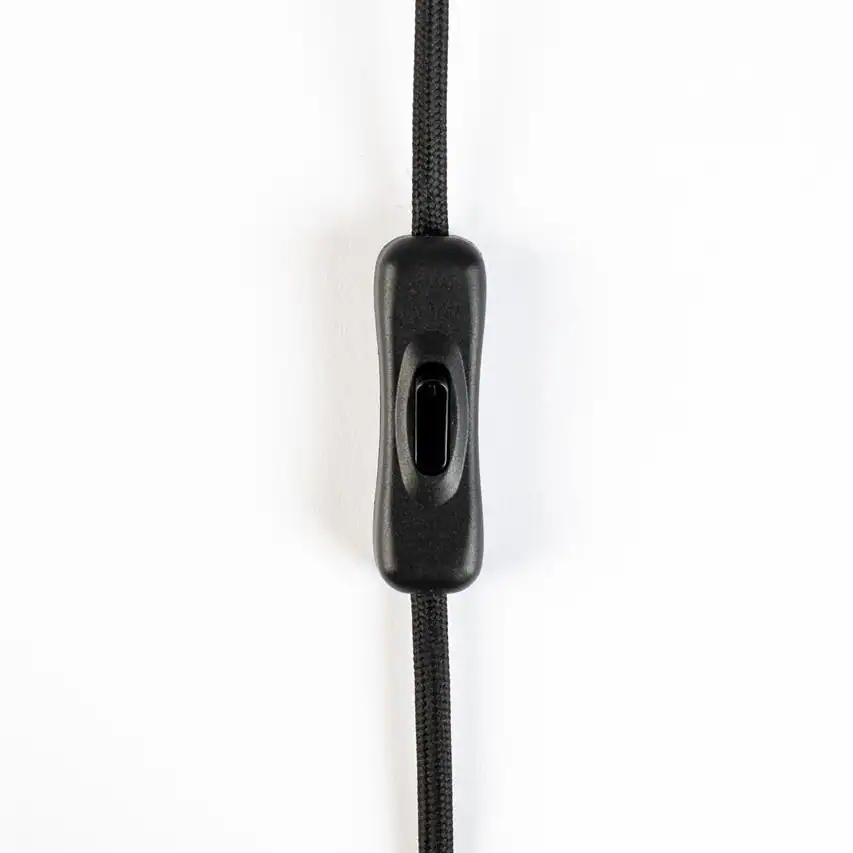 Närbild på strömbrytaren för Golvlampa READER i krom från Zuiver med svart kabel.