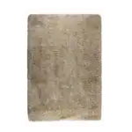 Matta Hairy i beige från Zuiver, visad i helbild för att framhäva den fluffiga strukturen och mjuka ullmaterialet.