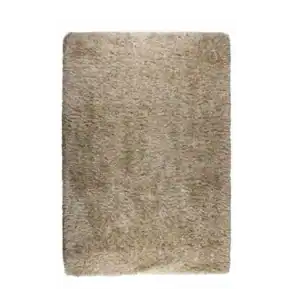 Matta Hairy i beige från Zuiver, visad i helbild för att framhäva den fluffiga strukturen och mjuka ullmaterialet.