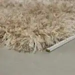 Närbild på mattan Hairy från Zuiver med måttstock som visar den tjocka och fluffiga strukturen.