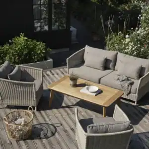 Trädgårdssoffa ASTER beige i loungemiljö på träaltan tillsammans med fåtöljer och bord