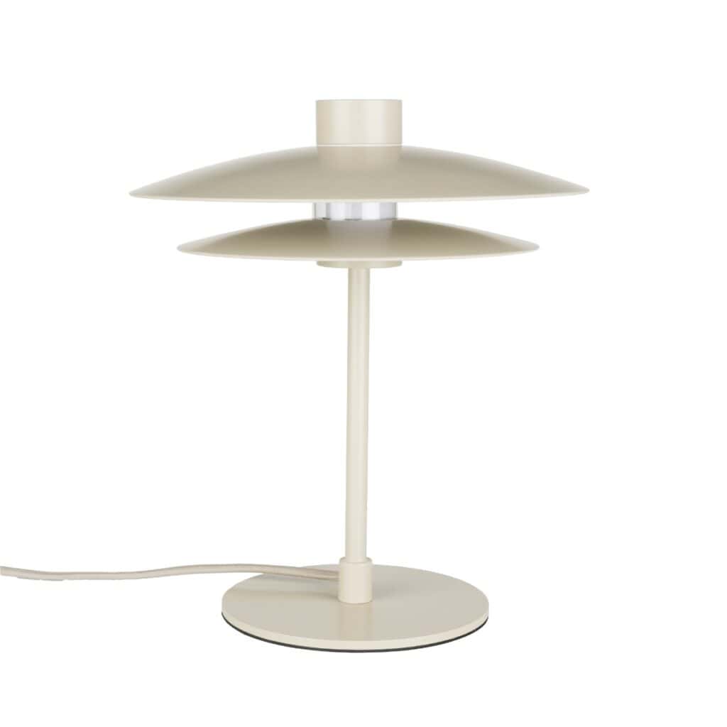 Bordslampa WUBBO beige i metall från Hemlängtan, stilren lampa med mjuka skärmar som sprider ett behagligt ljus.