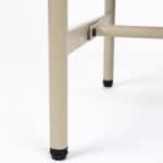 Detaljbild av sängbord AMAYA beige från Hemlängtan, närbild på de stabila metallbenen med skyddade fötter.