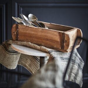 Vintage tegelstensform i trä från Affari of Sweden använd som rustik bestickförvaring – en unik detalj med patina och charm.