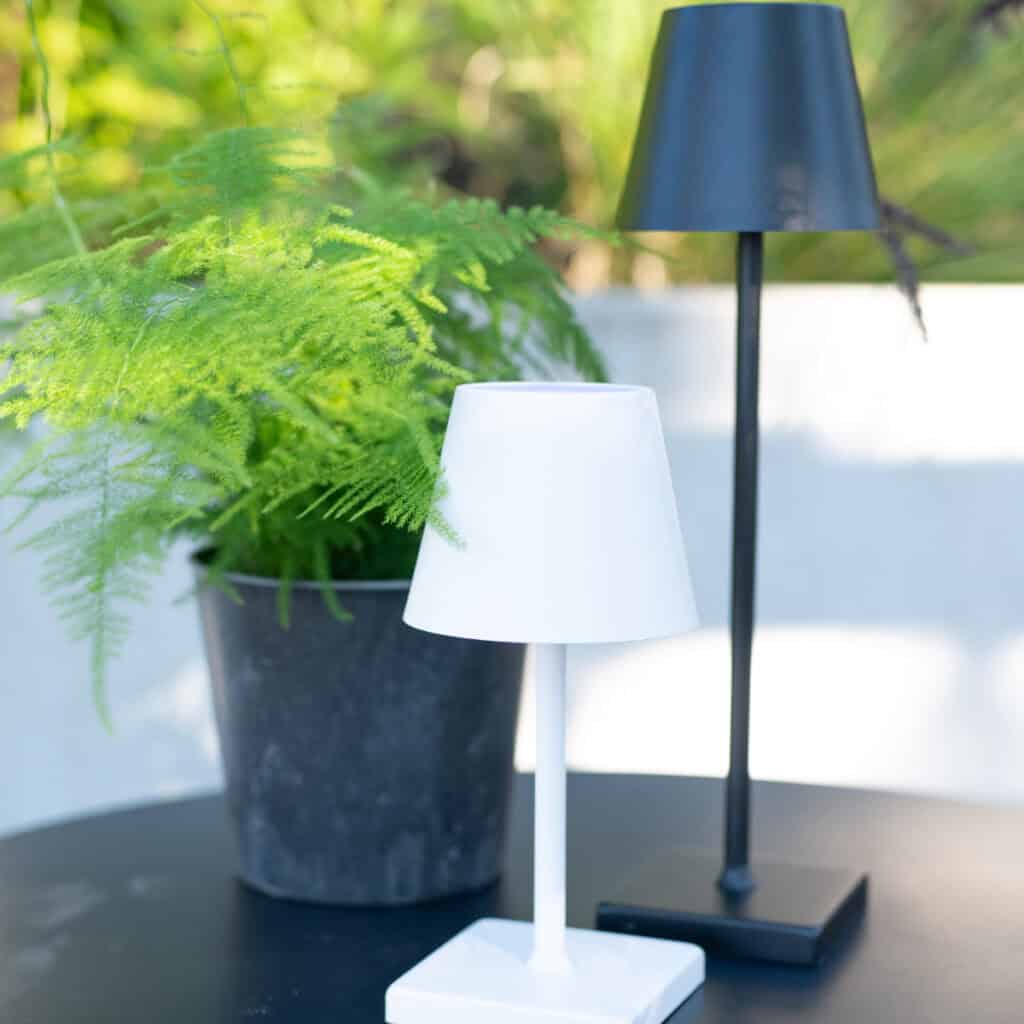 SIENA LED bordslampor i svart och vitt från Wikholm Form, uppladdningsbara och stänksäkra – perfekta för både inomhus- och utomhusbruk.