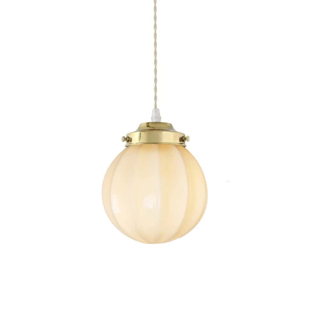 Taklampa Marit i mässing och beige opalglas – tänd pendellampa med varmt ljus.
