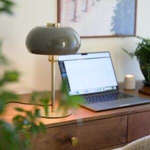 Milano bordslampa grön på skrivbord – elegant arbetslampa i metall med mässingsfot