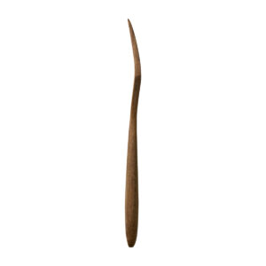 TRULS stekspade i akaciaträ sedd från sidan – visar den eleganta böjda formen.