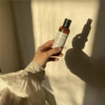 Kallpressad ekologisk Nigella sativa svartkumminolja i brun glasflaska.