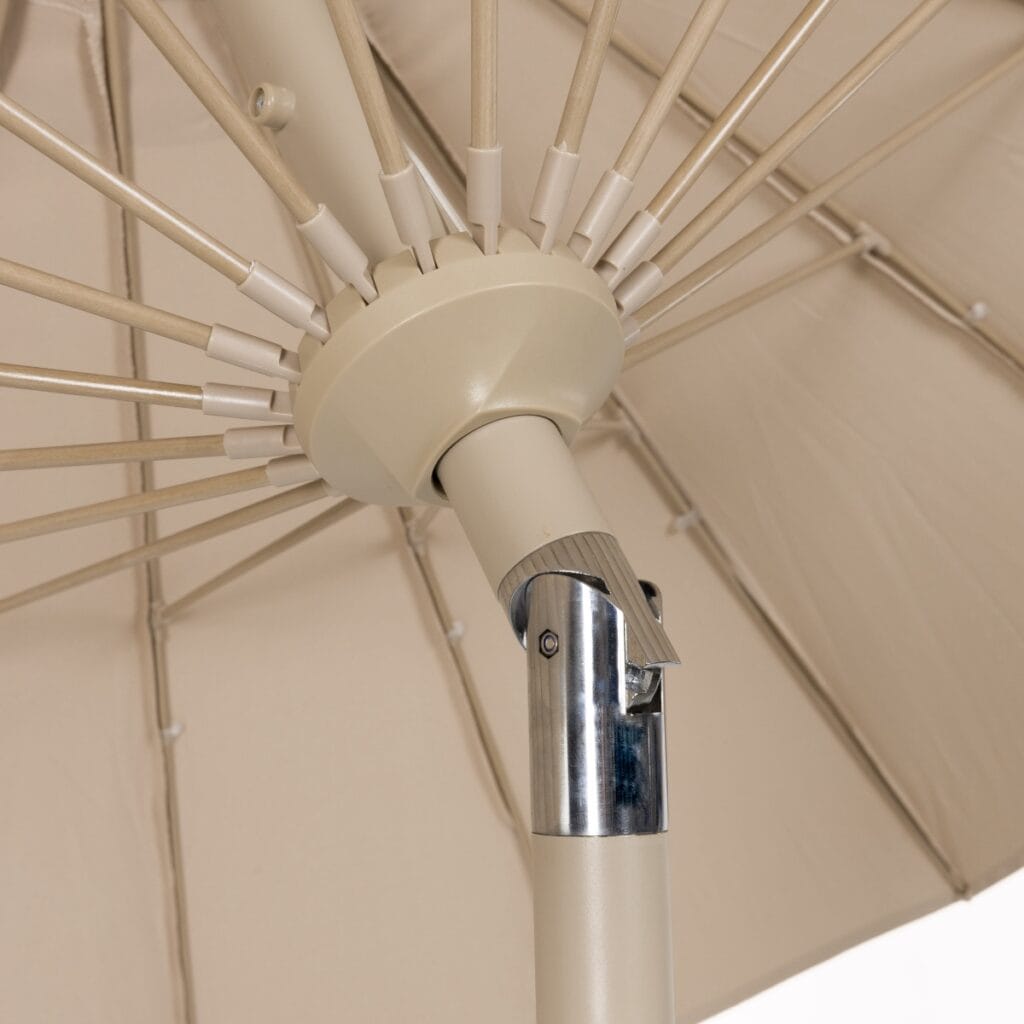 Detaljbild av parasoll 250 cm beige med metallstång och ribbkonstruktion